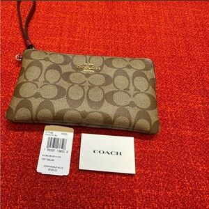 ❤️❤️❤️Authentic Coach large wallet/wristlet only /gold tone hardware ❤️❤️❤️